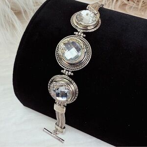 Beautiful Silvertone button snap bracelet with toggle closure